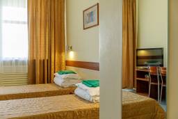 Doppelzimmer mit Twin-Betten und Handtüchern