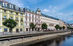 Hotel Kolonаda - Tagansicht mit Links