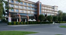 Fassade des Hotels Leda SPA bei Tageslicht