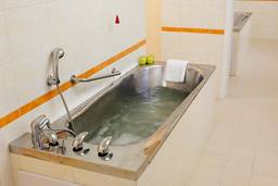 Entspannendes Mineralbad im Wellnessbereich